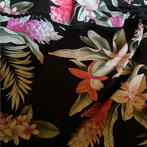 Tommy Bahama off the shoulder floral dress. Size Medium - Picture 3 of 5